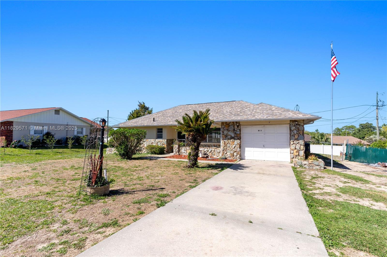 Gorgeous 2/2 home locate in luxurious Beverly Hills Florida.
