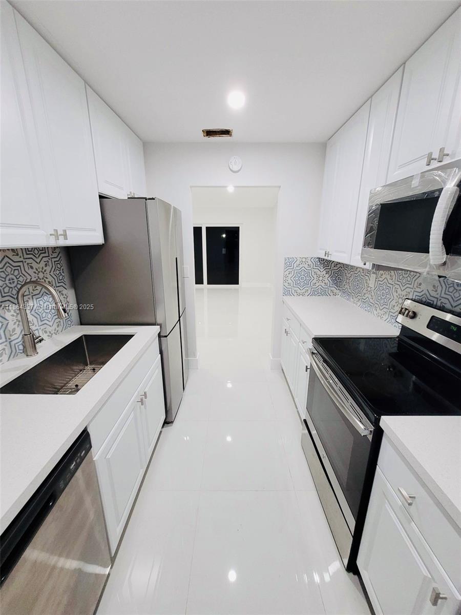 Fully remodeled townhome in the sought-after Bent Tree community! Just a 1-minute walk to Publix, CVS, LA Fitness, restaurants, and more. Features 2 assigned parking spaces, impact windows/doors, quartz kitchen countertops, new bathroom, porcelain floors, high-efficiency A/C and appliances, and in-unit washer/dryer. Freshly painted and move-in ready. Small pets allowed at landlord's discretion. HOA approval, background check, and 3 months to move in (1st, last, deposit) required. Don't miss out—won't last!
Rolando Miralles text for more information to 7863120568
Realty World Executive Homes