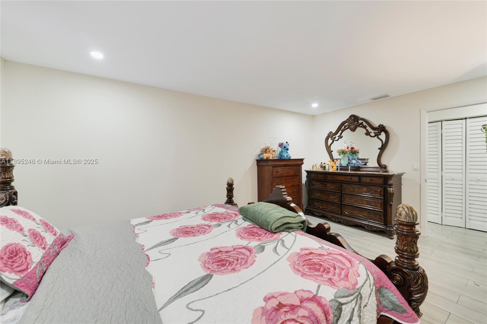 MEADOW WOOD MANOR SEC 8 - Residential