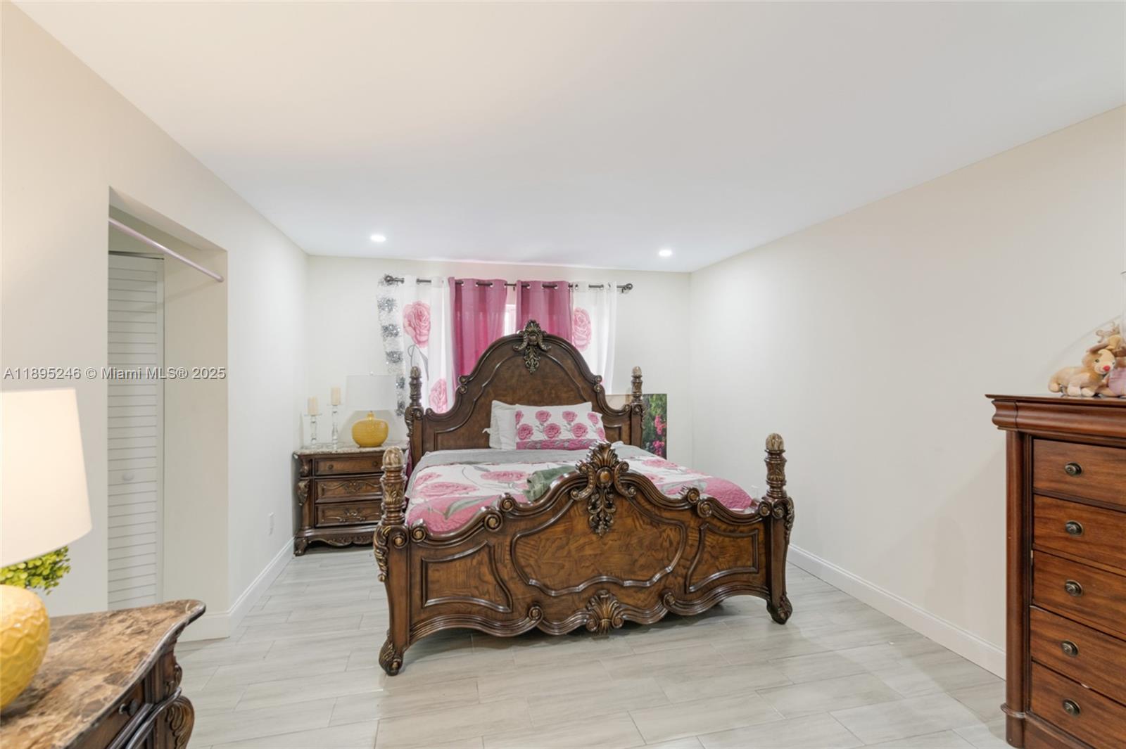 MEADOW WOOD MANOR SEC 8 - Residential