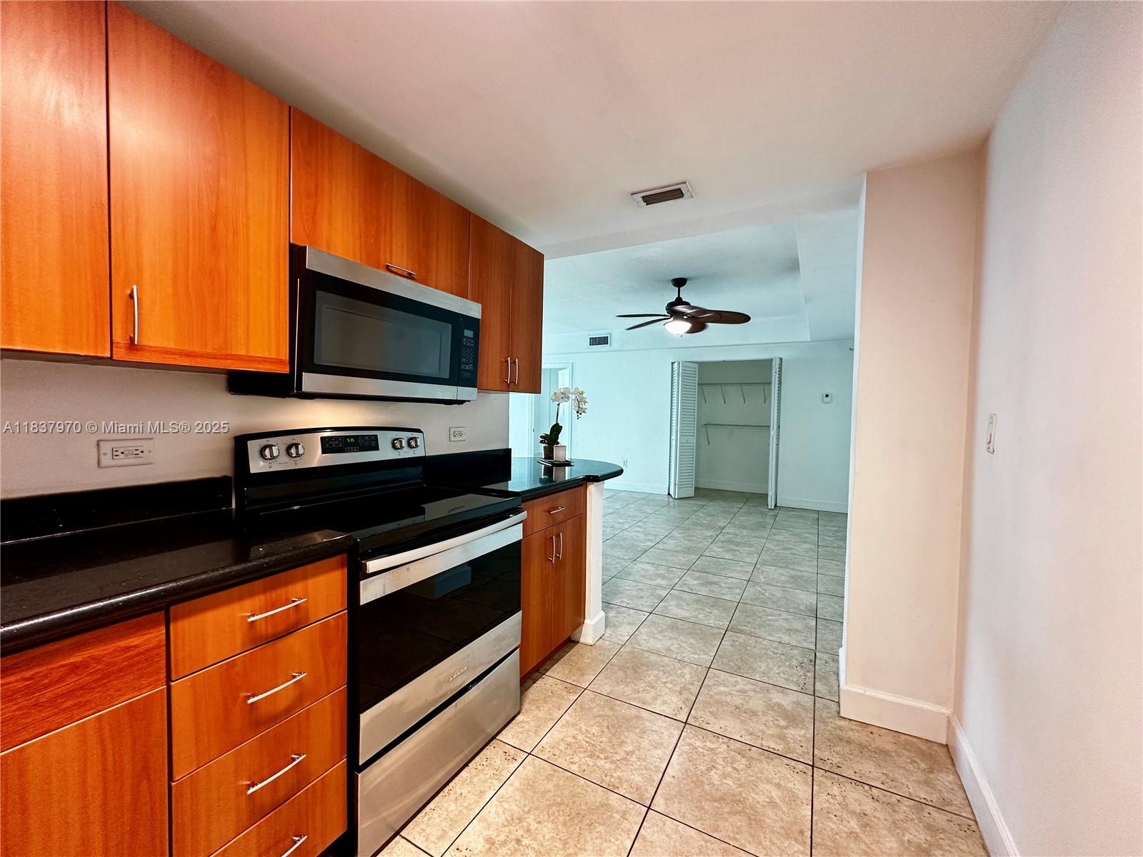 7501 E Treasure Dr 1P