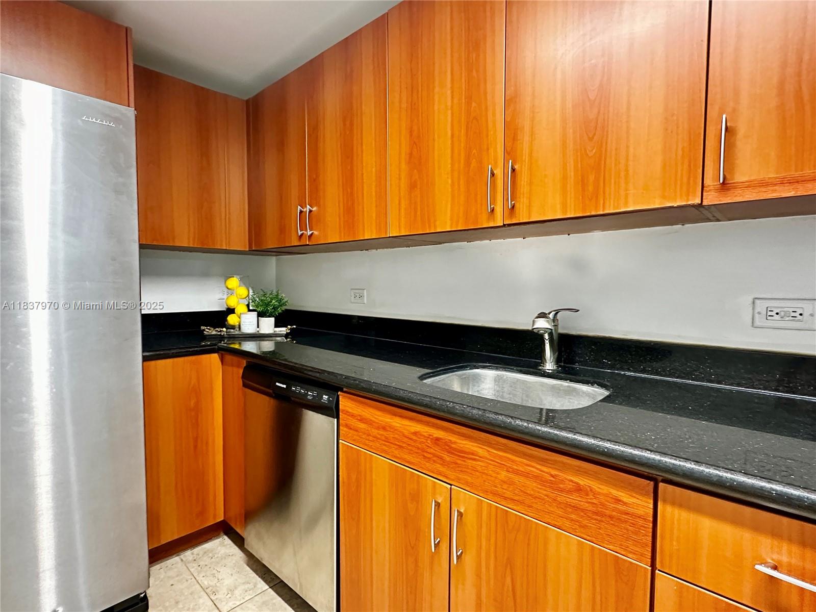 7501 E Treasure Dr 1P