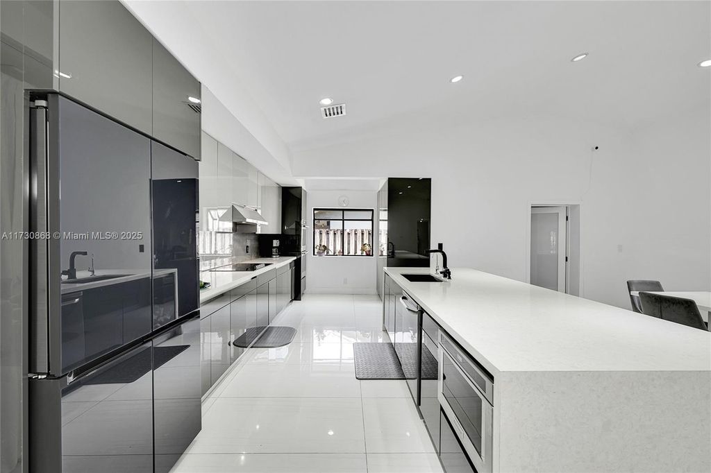 listing image 0