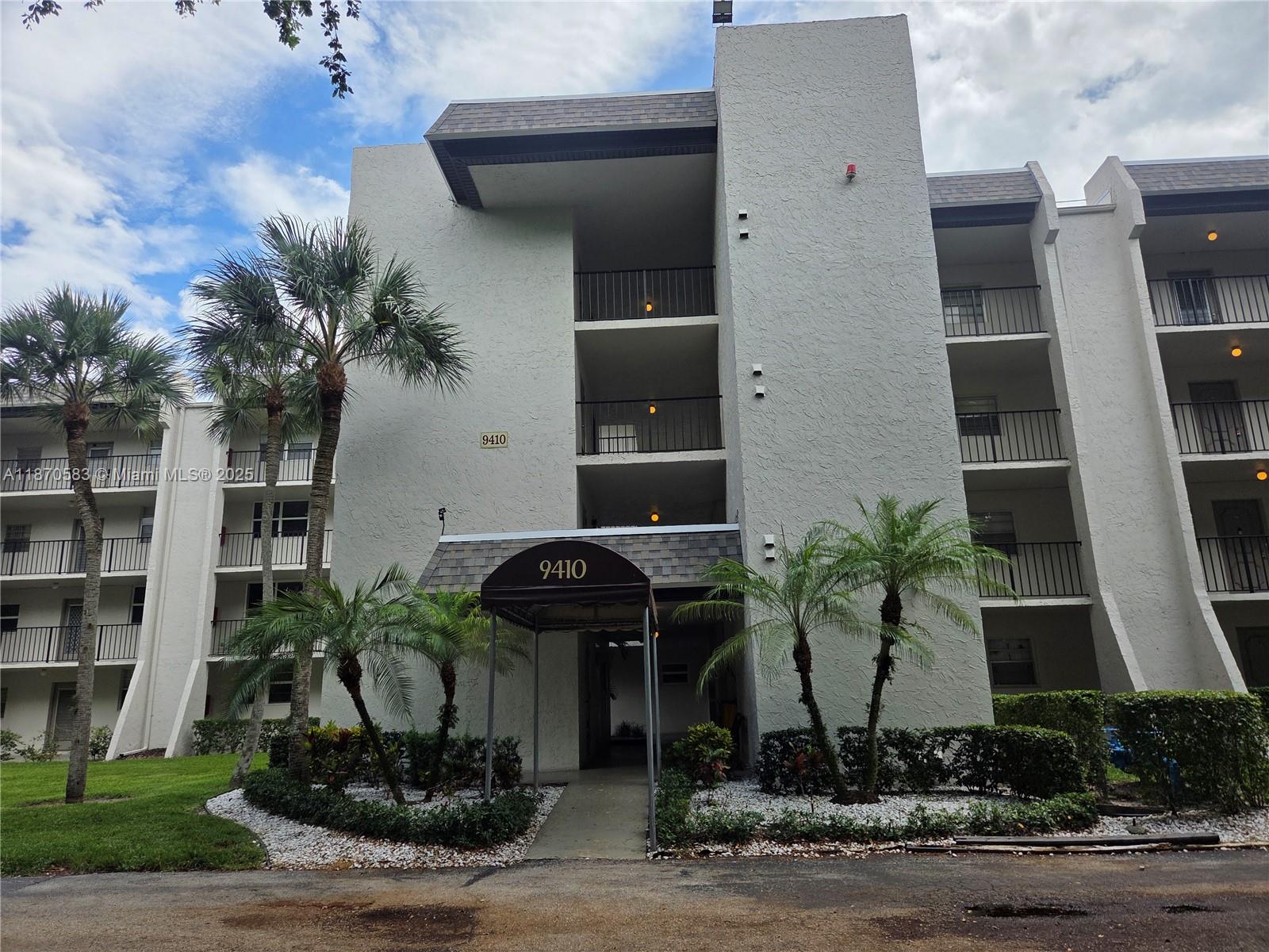 ** SEASONAL RENTAL ** Welcome to this beautiful and super clean FURNISHED residence! Available for 3-4 MONTHS ONLY starting in December. It includes most utilities and access to Pine Island Ridge Country Club which offers two restaurants, a large swimming pool, gym, golf, tennis and pickle ball courts, barbeque area, and activities including thematic parties and specialty dinner events. The building is conveniently located close to I595 and shopping areas. No pets allowed.