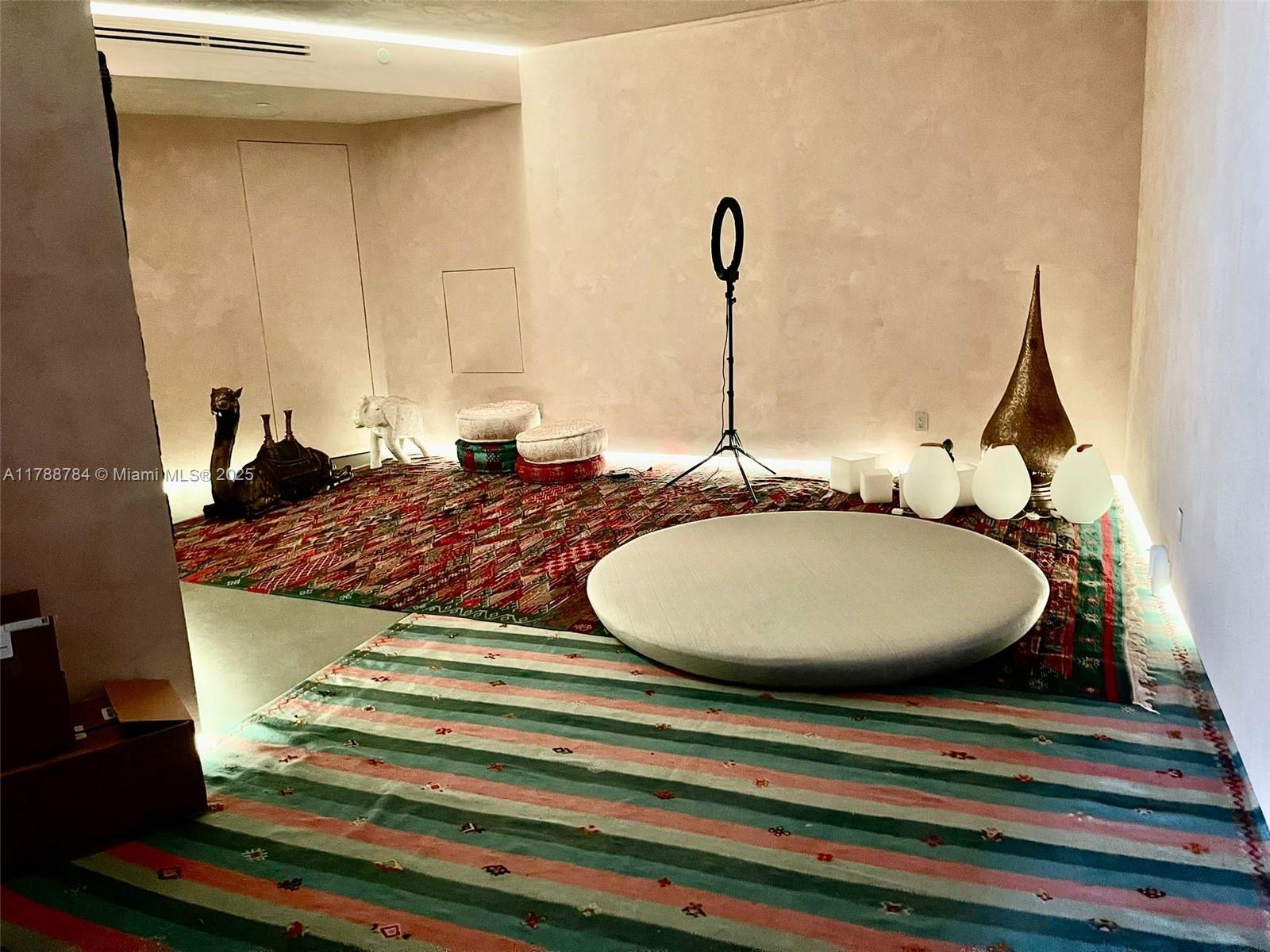 18555 COLLINS AVENUE COND - Residential