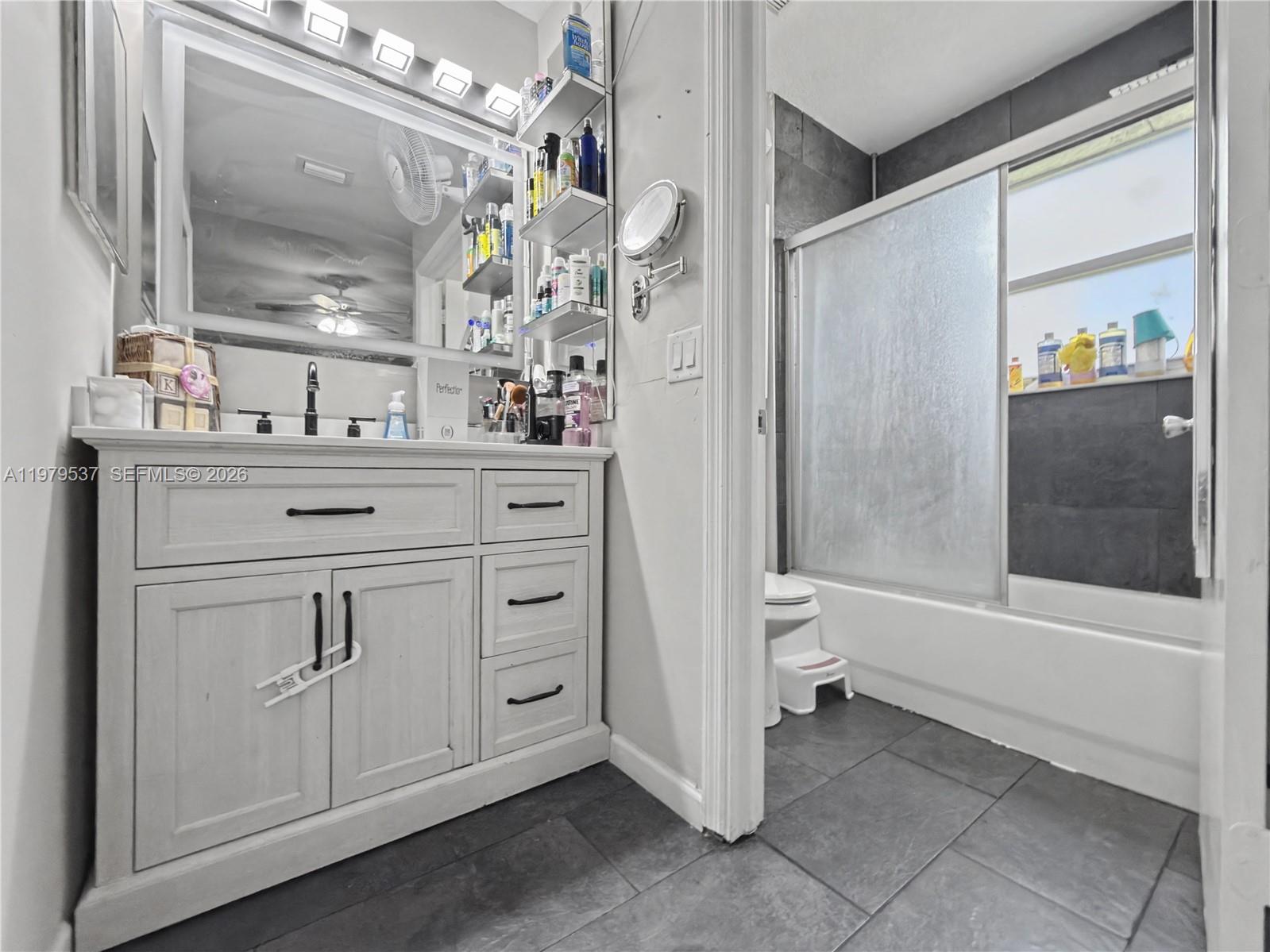 VENETIA GROVE - Residential