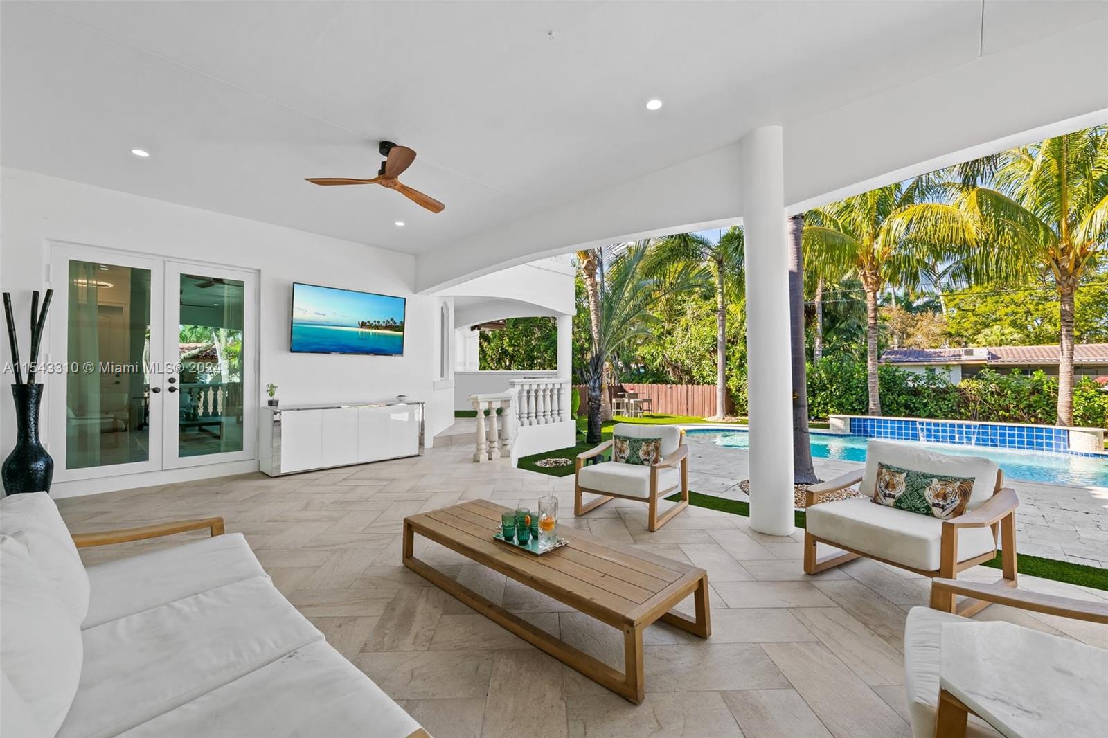 HOLLYWOOD LAKES SECTION - Residential