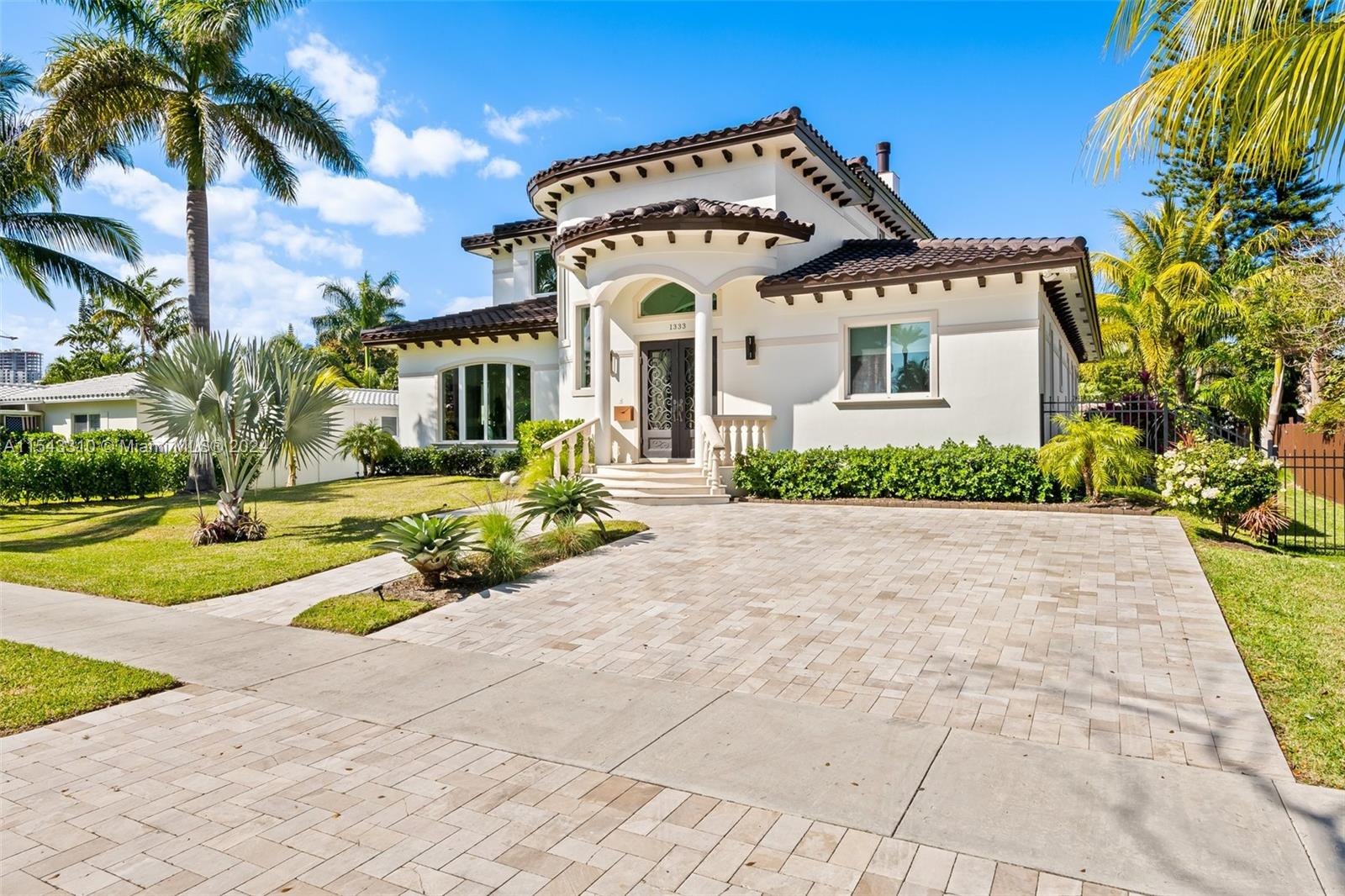 HOLLYWOOD LAKES SECTION - Residential