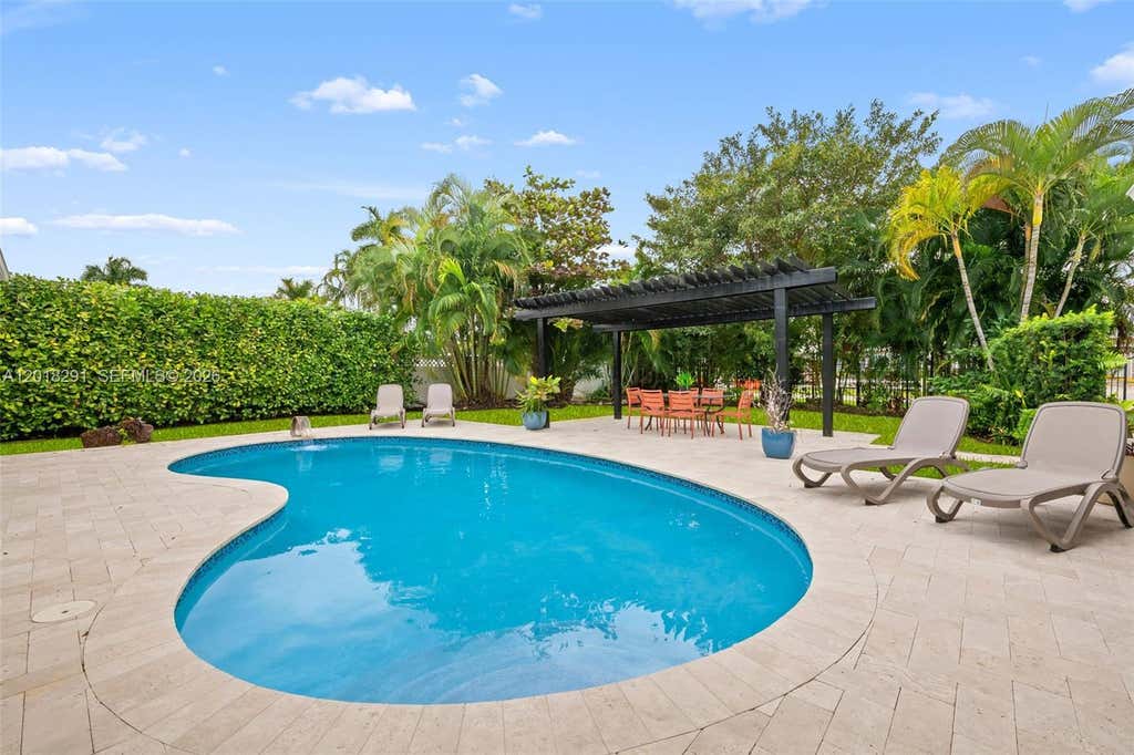 Photo of 2711 Mayan Dr, Fort Lauderdale, FL 33316 (MLS # A12018291)