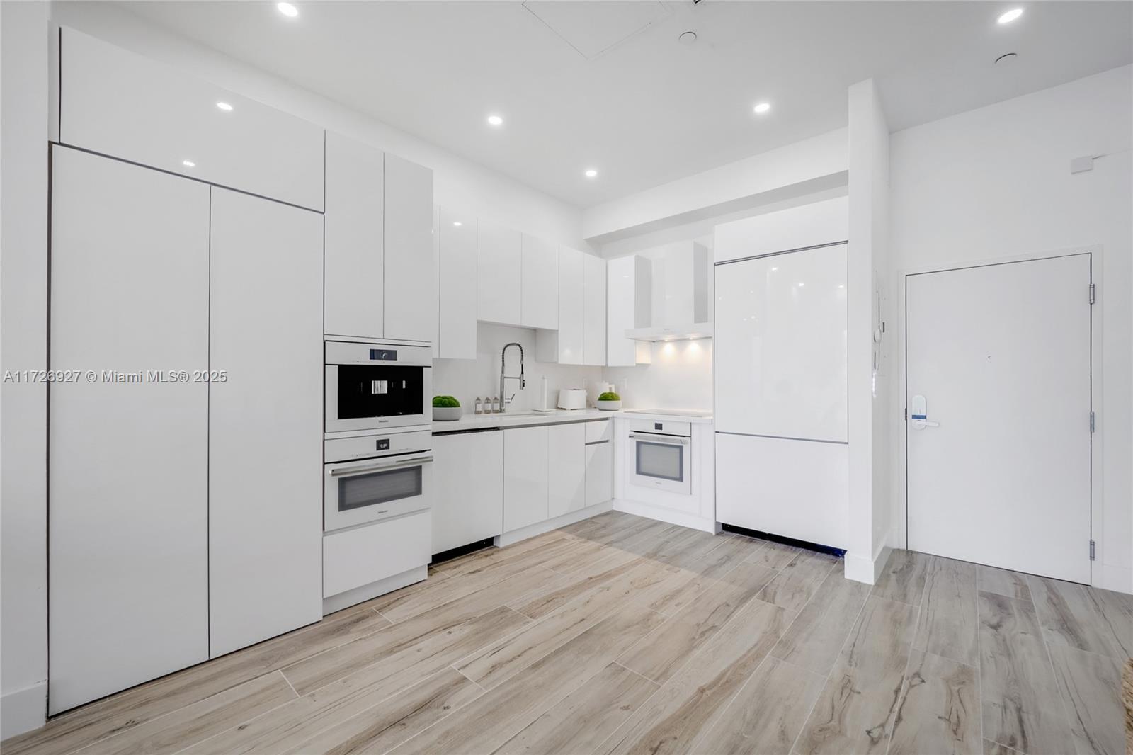 2301 Collins Ave 1625