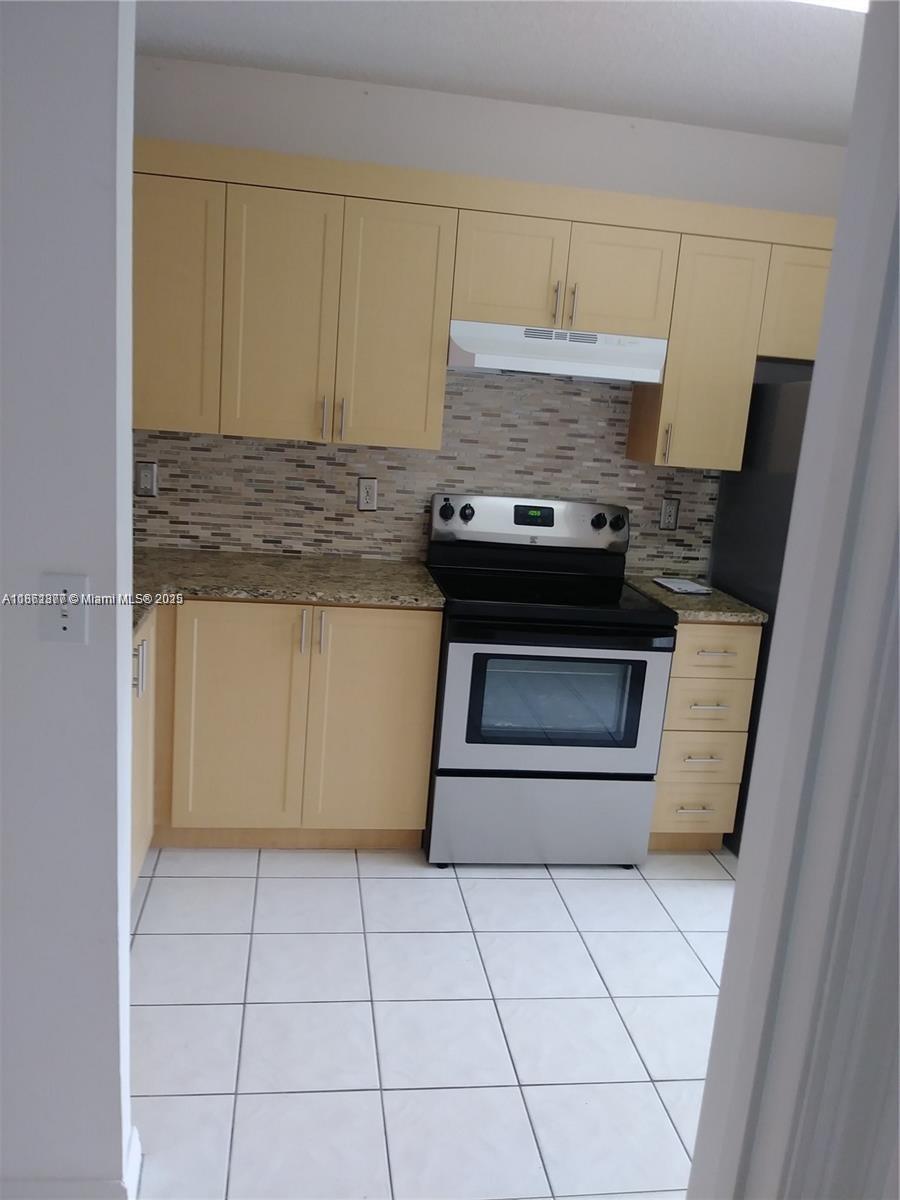 4677 NW 9th St 102