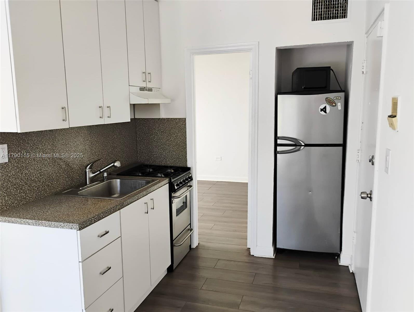 Rental Property at 1555 Pennsylvania Ave 202, Miami Beach, Miami-Dade County, Florida - Bedrooms: 1 
Bathrooms: 1  - $1,900 MO.