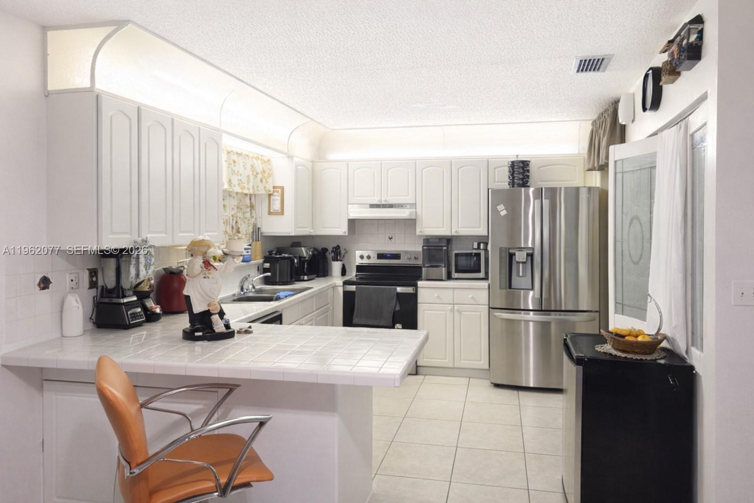 INTL LAKE VILLAS CONDO #4 - Residential