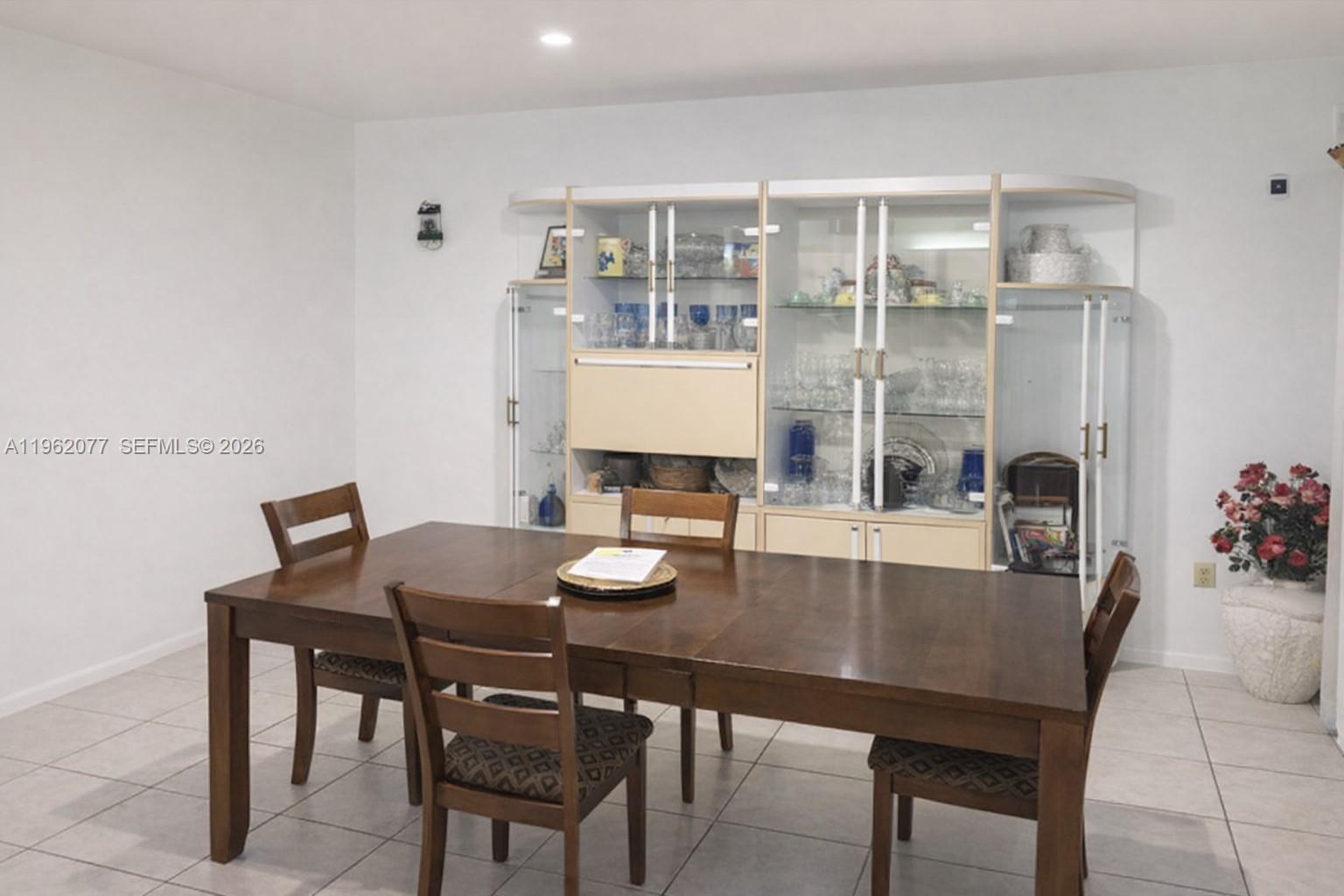 INTL LAKE VILLAS CONDO #4 - Residential