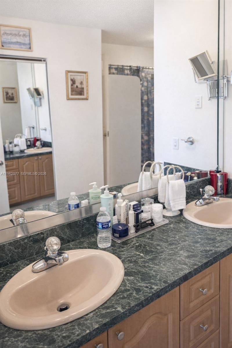 INTL LAKE VILLAS CONDO #4 - Residential