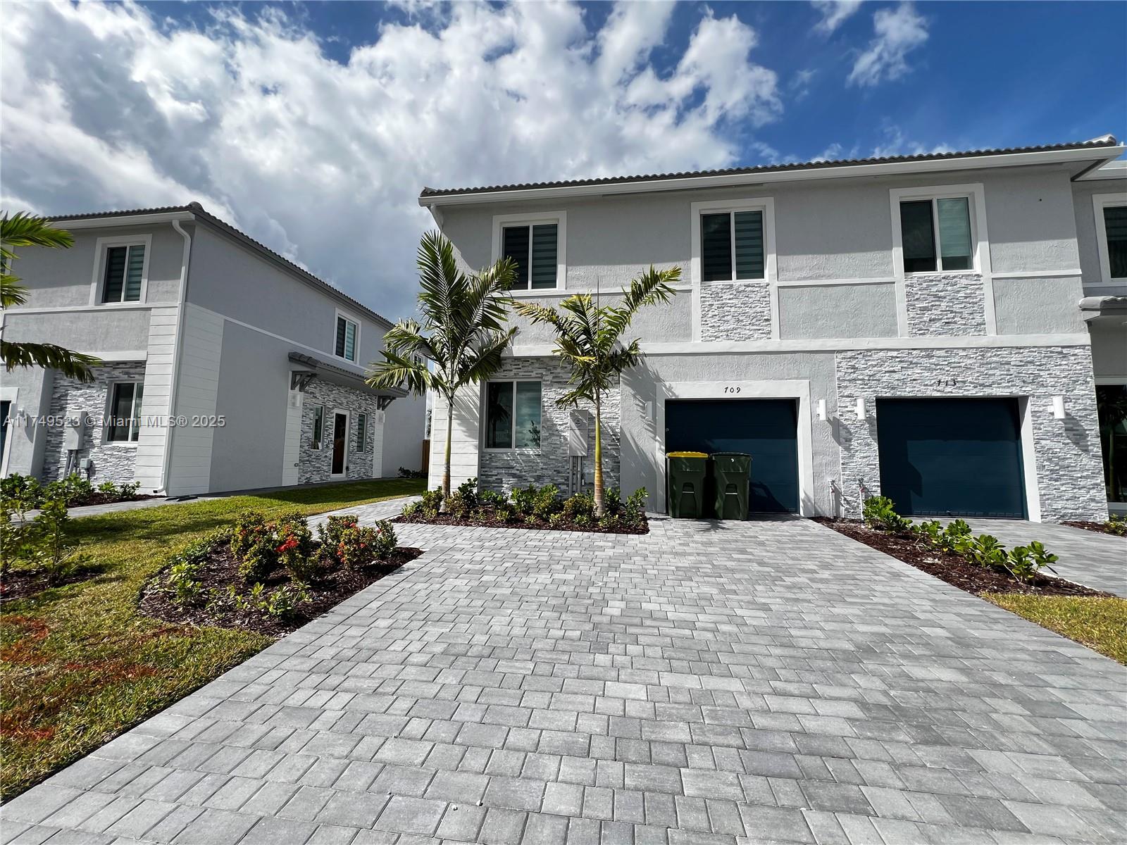 Rental Property at 709 Se 13th St Cir 709, Homestead, Miami-Dade County, Florida - Bedrooms: 4 
Bathrooms: 4  - $3,000 MO.