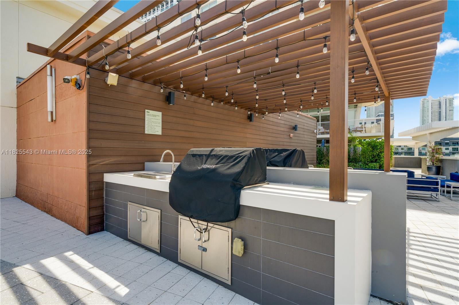 MIDBLOCK MIAMI CONDO - Residential Lease