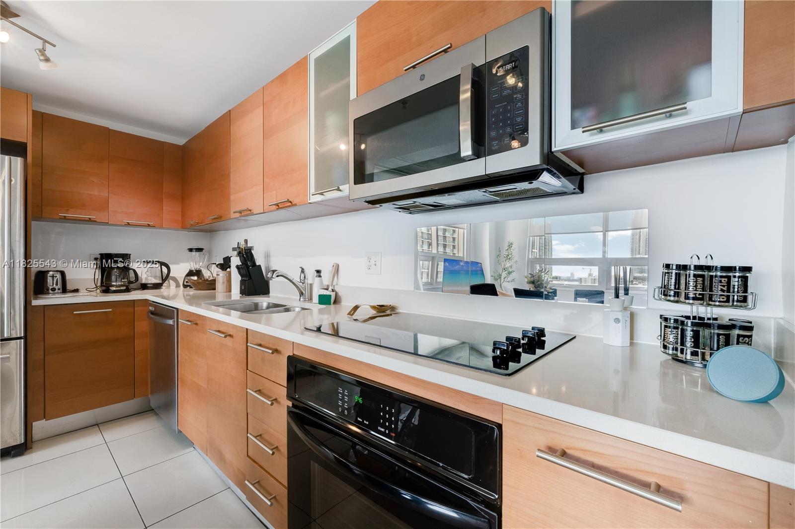 MIDBLOCK MIAMI CONDO - Residential Lease