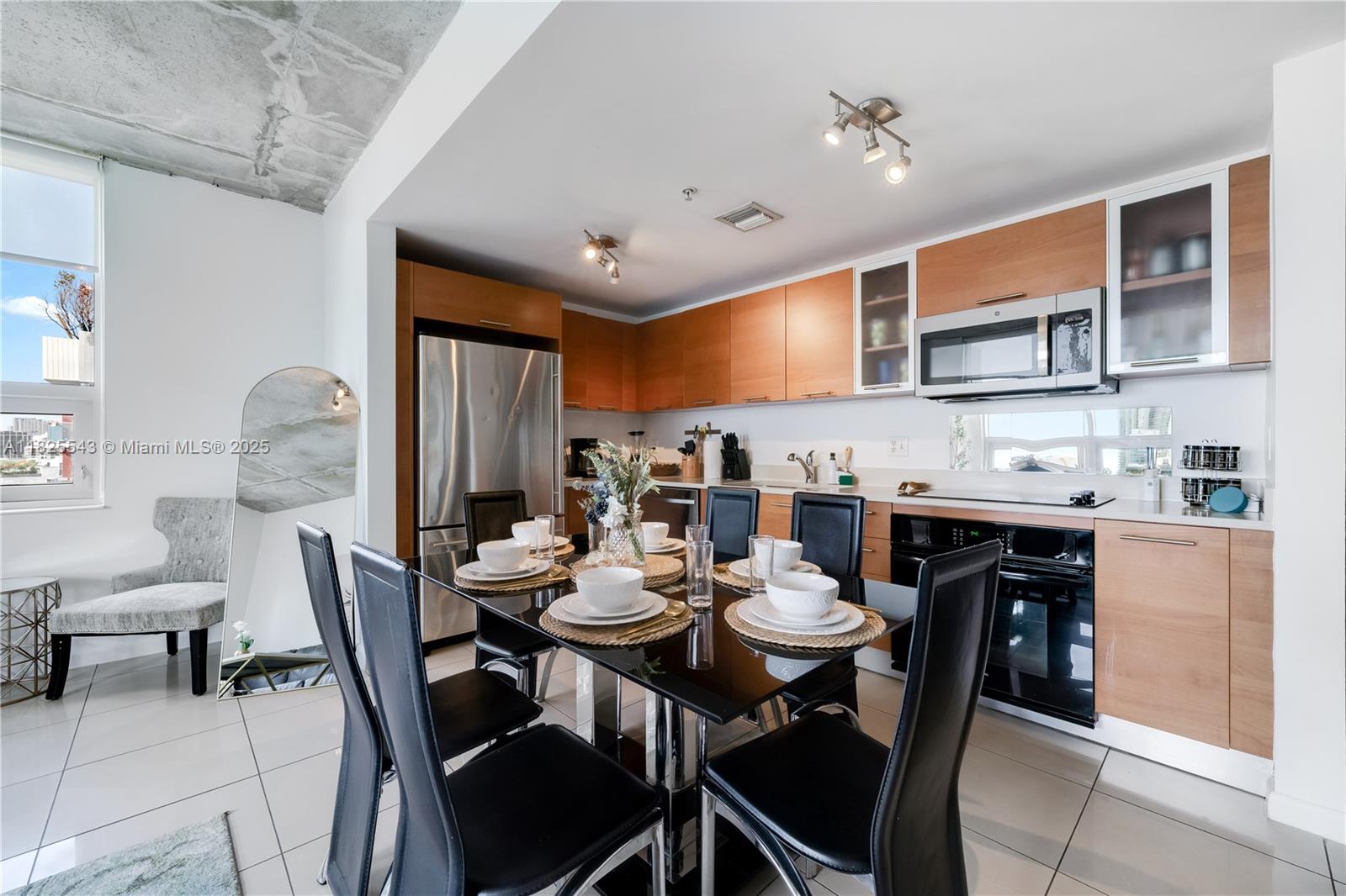 MIDBLOCK MIAMI CONDO - Residential Lease