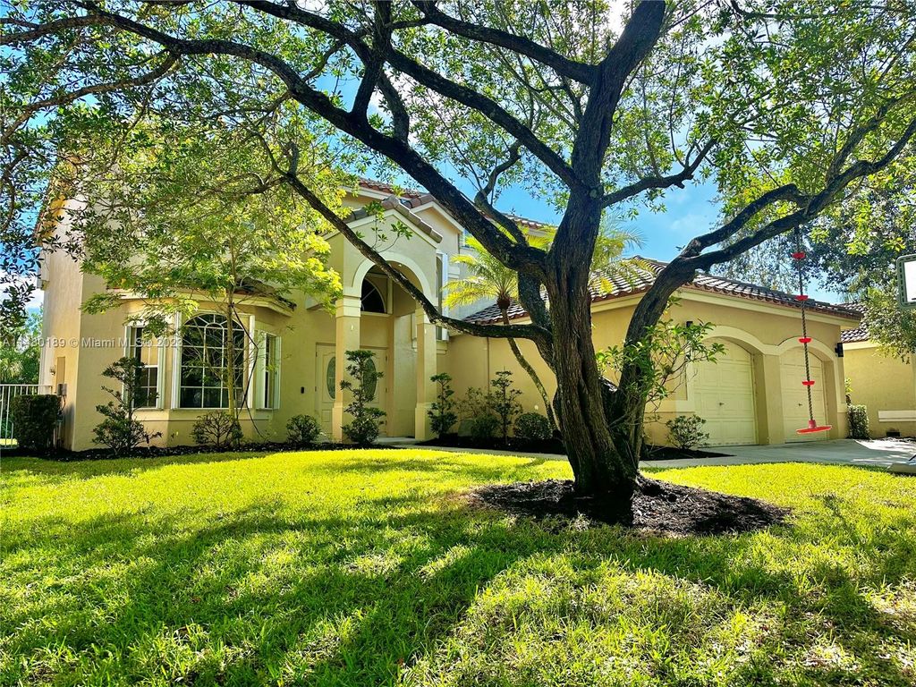 Photo of 812 Lake Blvd, Weston, FL 33326 (MLS # A11480189)