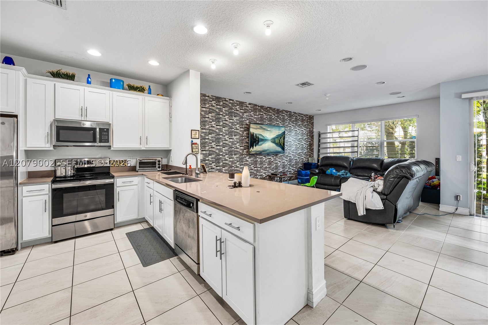 83 Palm Ln