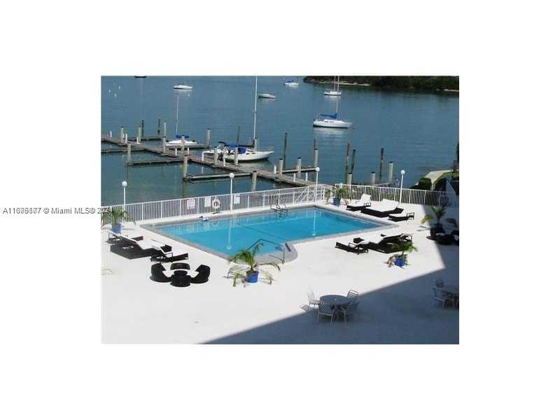 BAYSHORE YACHT & TENNIS C - Residential