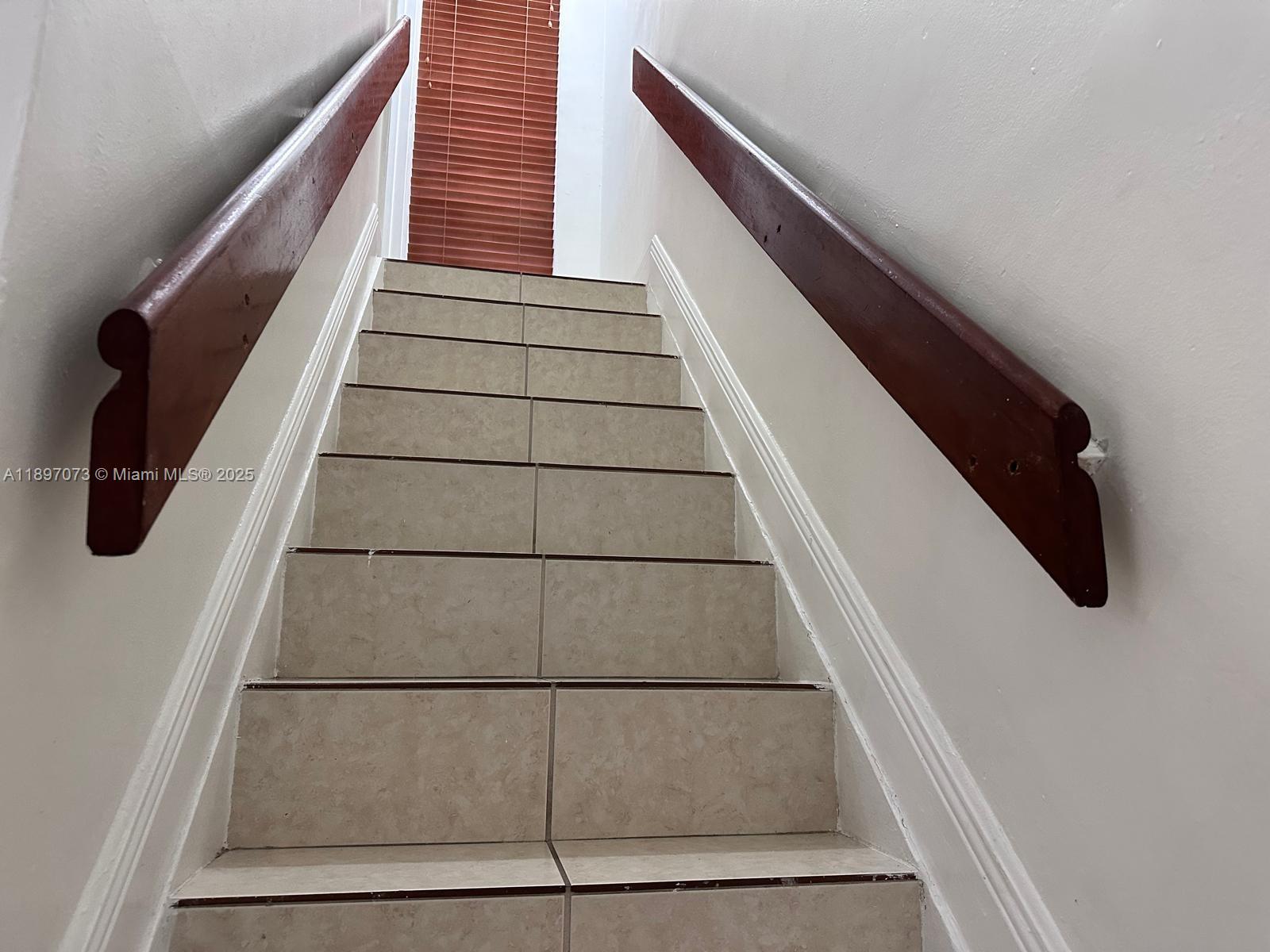 CORAL POINTE TOWNHOMES CO - Residential Lease