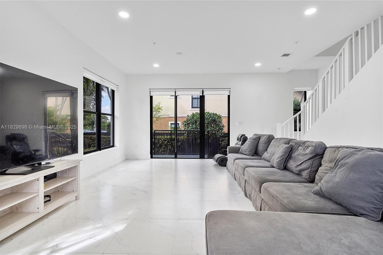 3674 SW 61st Ter, Miramar, FL, 33023/$449,900 1 3674 SW 61st Ter
