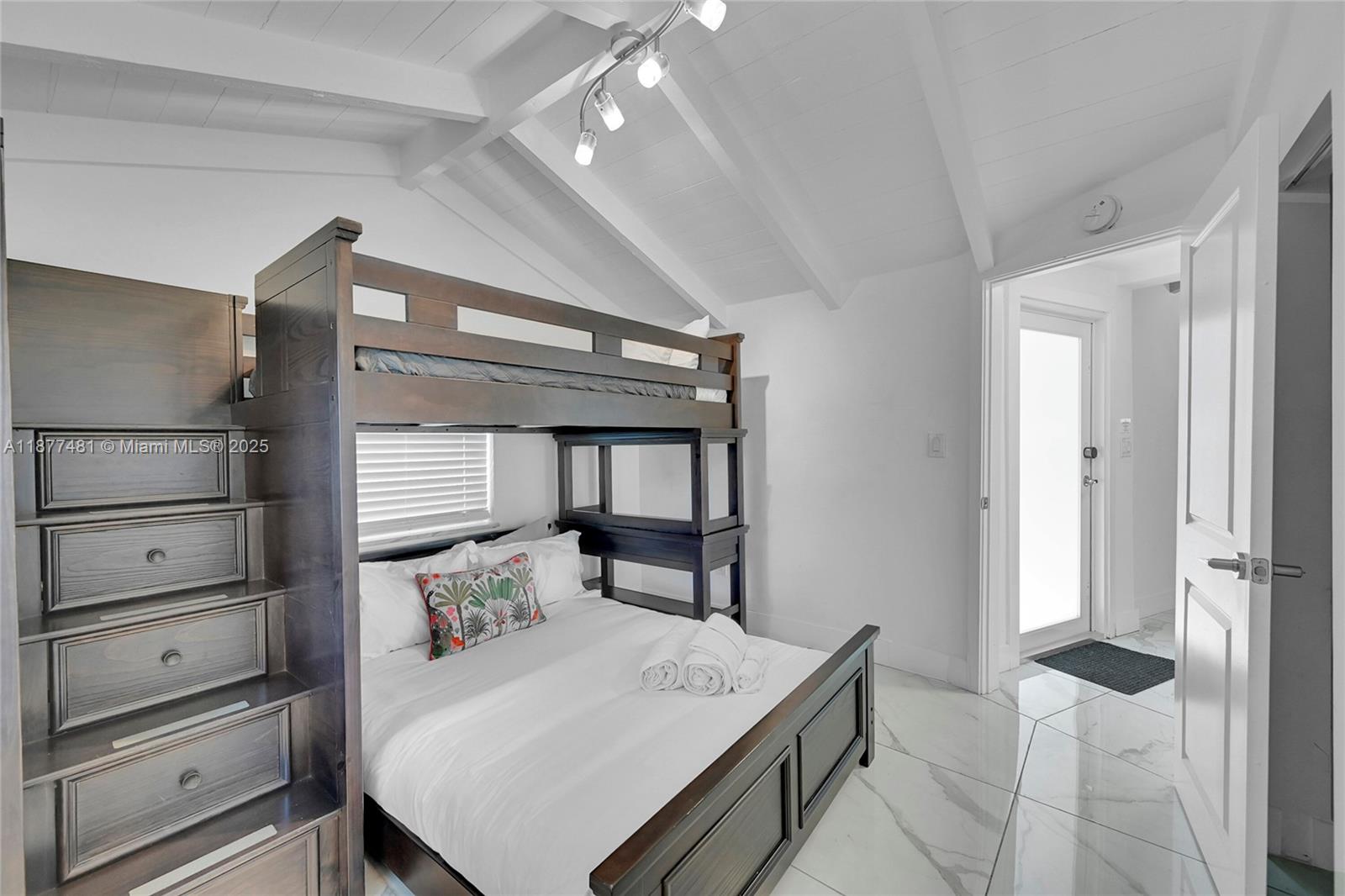 MIAMI SHORES SEC 1 AMD - Residential Lease