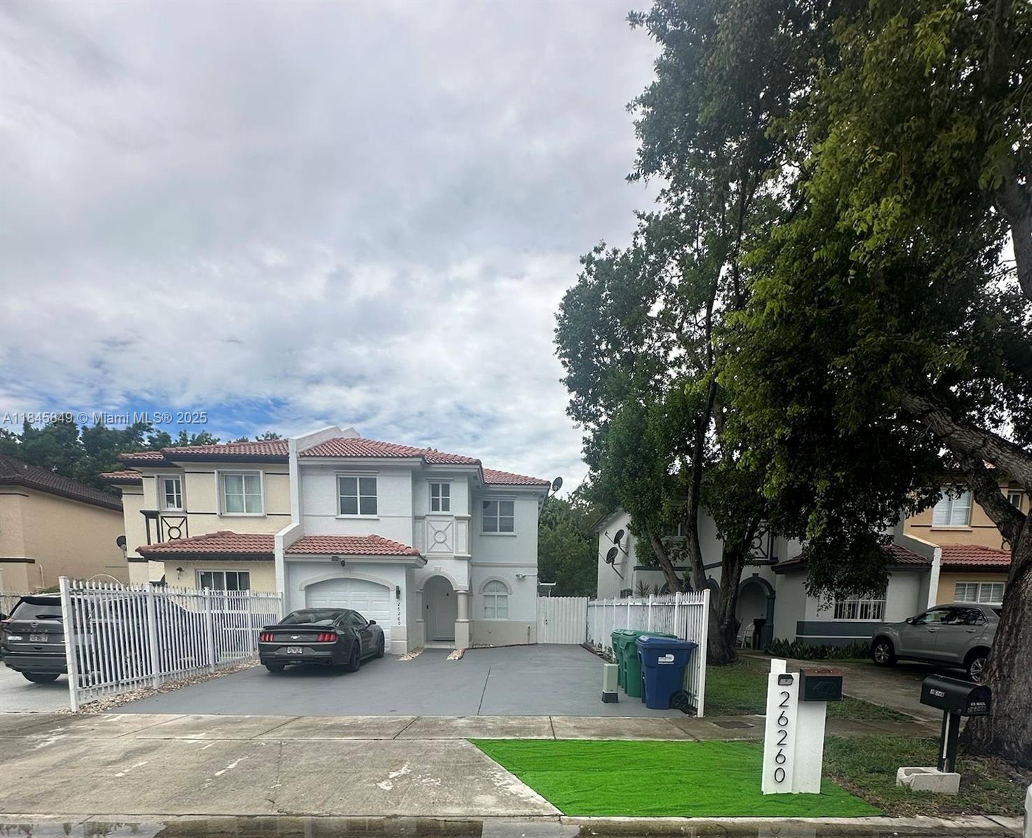 Renovated Single Family home in friendly neighborhood. this home boasts a charming terrace complete with an outdoor kitchen, ideal for hosting gatherings with loved ones. Rapids approval NO HOA. The property has an efficiency completely separated from the house.