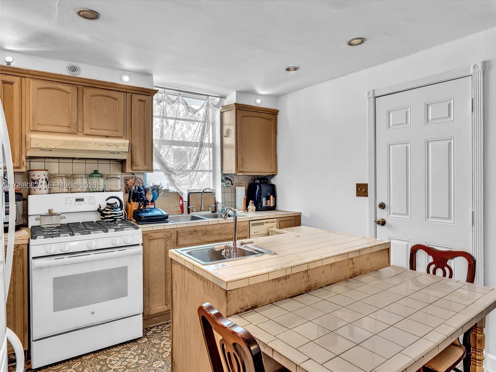 BAYLIS CONDO - Residential