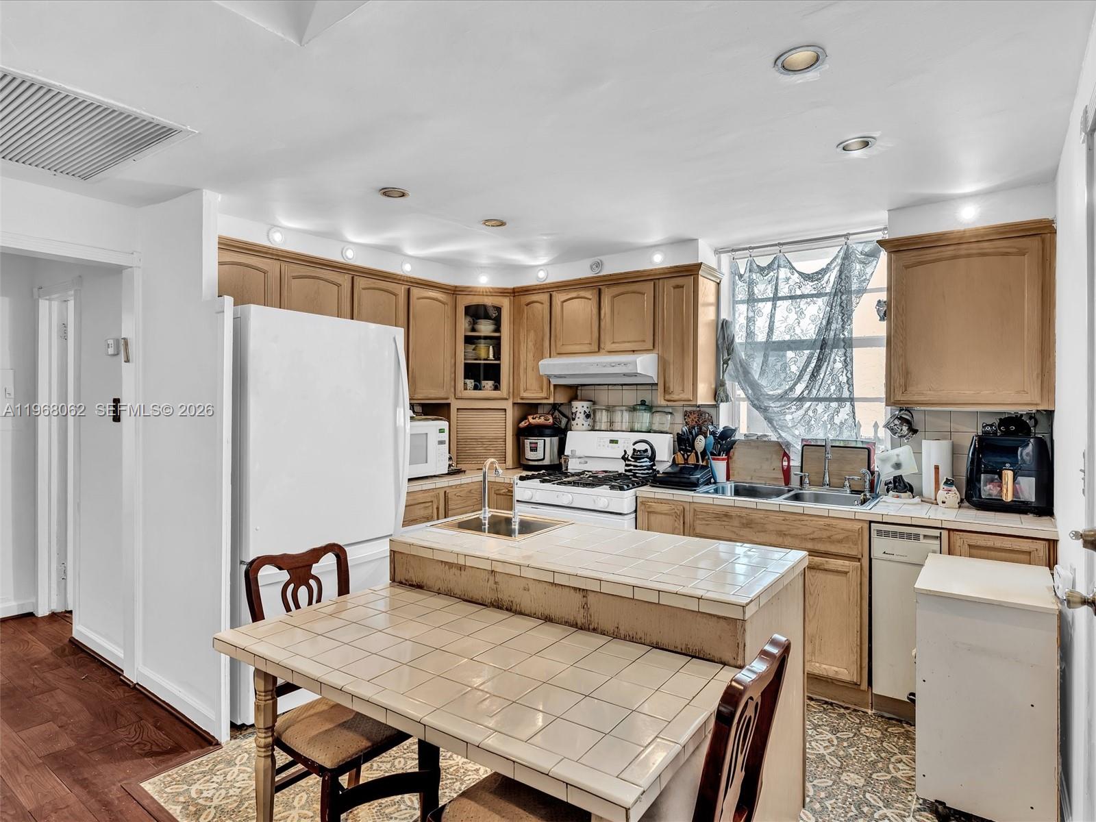 BAYLIS CONDO - Residential