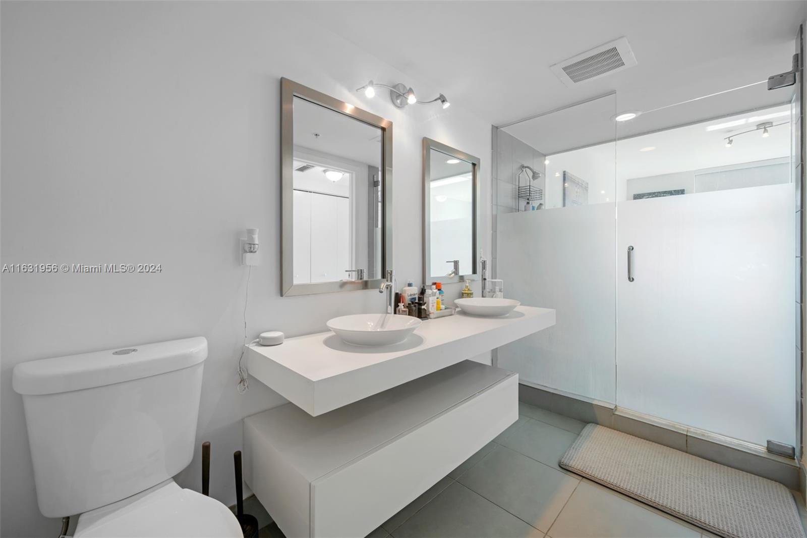 MINT CONDO - Residential