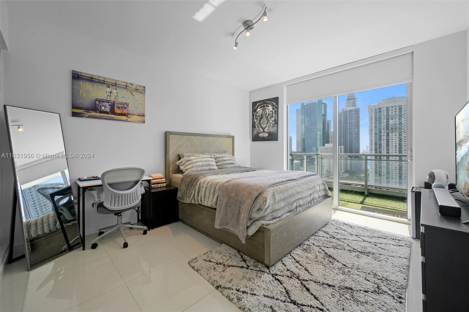 MINT CONDO - Residential