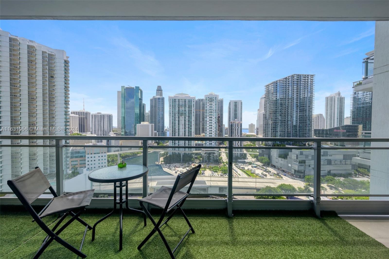 MINT CONDO - Residential