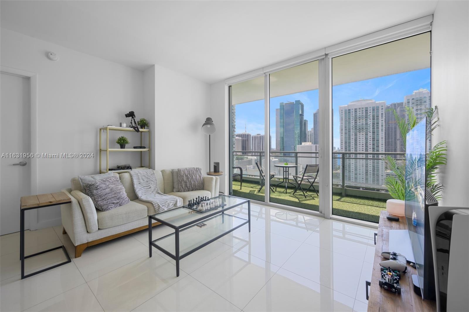 MINT CONDO - Residential