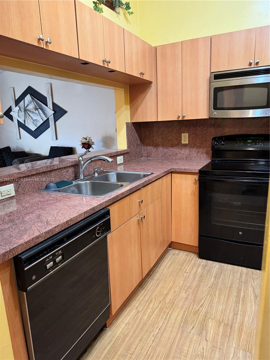 PEMBROKE LAKES SOUTH - Residential