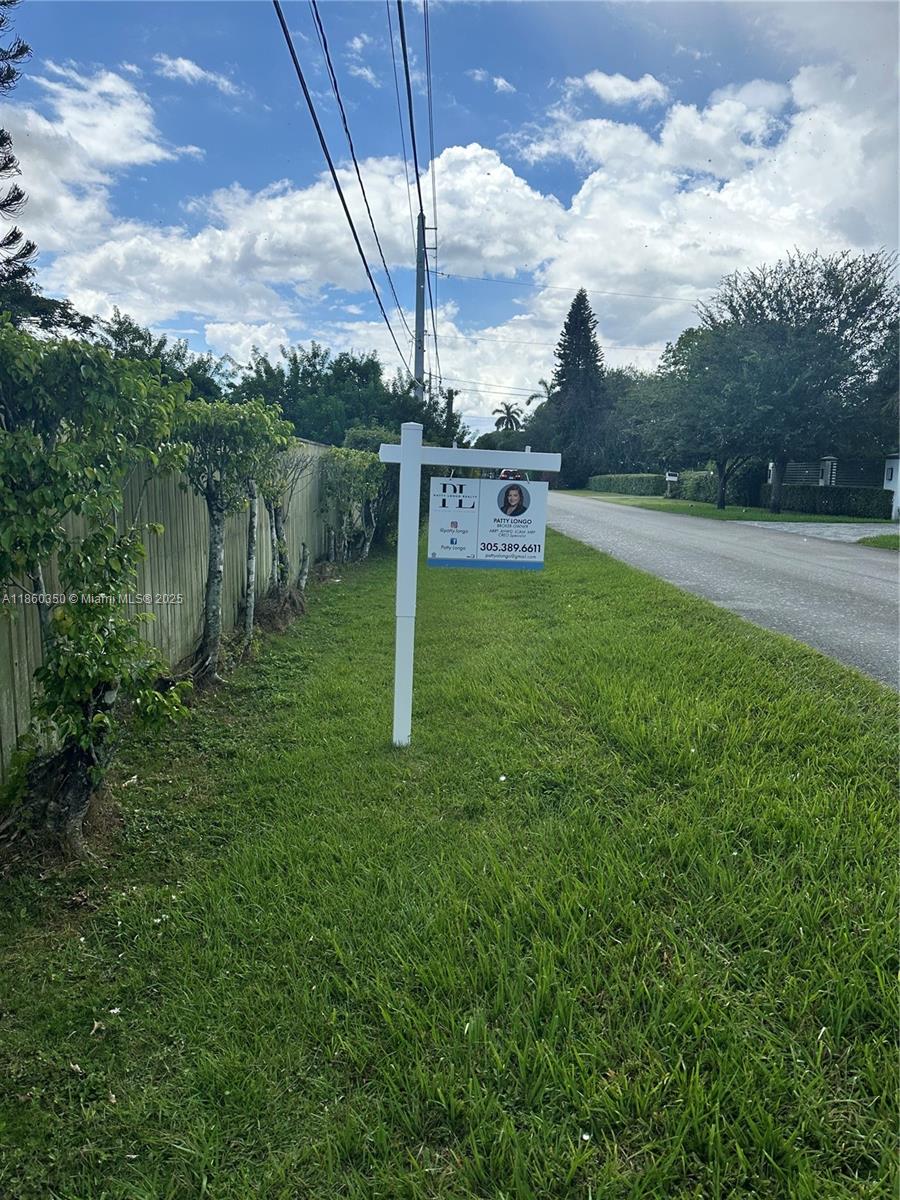 Prime Location – Over 1 Acre!
Nestled among multimillion-dollar estates, this rare opportunity features more than an acre of land with endless potential. The property includes a small home, remodeled in the early 2000s, currently used as under-air storage. Perfect for building your dream residence in one of the most sought-after neighborhoods.
Sewer and municipal water connections are available on the street, while the existing home has well water and a septic tank. Surrounded by luxury homes, this property offers unmatched value and possibilities.
All information is deemed accurate but buyer and buyer's agent to confirm and verify information .
Actual Owner never livied in the property ,used it as an under air storage .
Motivated owner !!
Very motivated seller—bring your offers!