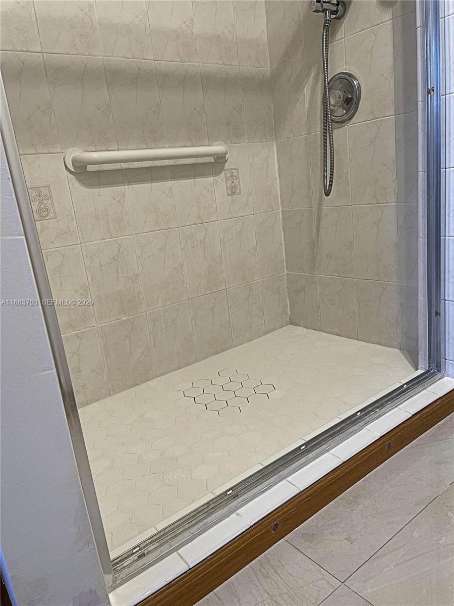 THE COURTS AT DORAL ISLES - Residential