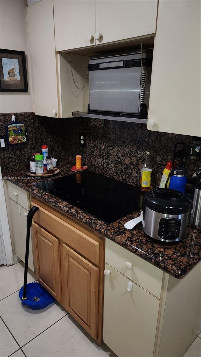 THE COURTS AT DORAL ISLES - Residential