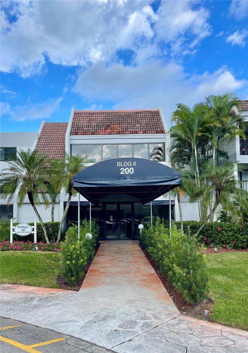 BUILDING SIX OF RACQUET C - Residential Lease