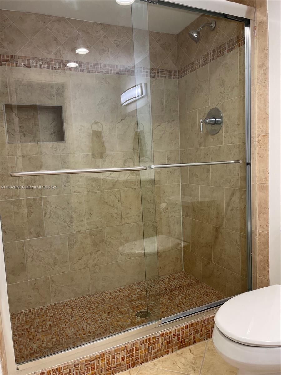 BUILDING SIX OF RACQUET C - Residential Lease