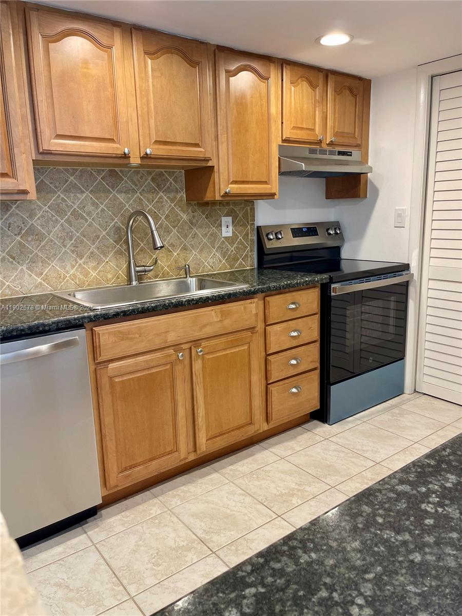 BUILDING SIX OF RACQUET C - Residential Lease