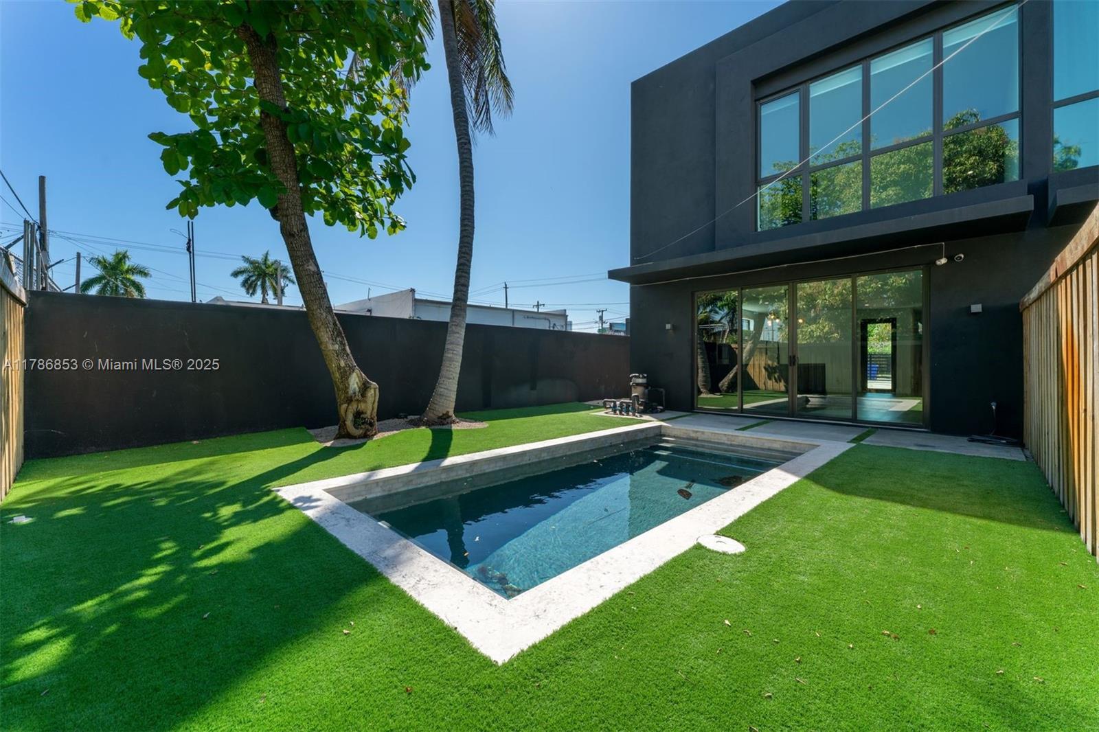 227 Nw 39th St 227, Miami, Broward County, Florida - 3 Bedrooms  
3 Bathrooms - 