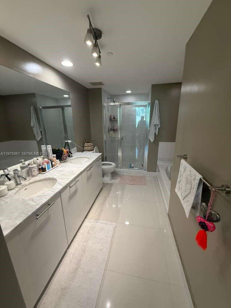 THE PLAZA 851 BRICKELL CO - Residential Lease