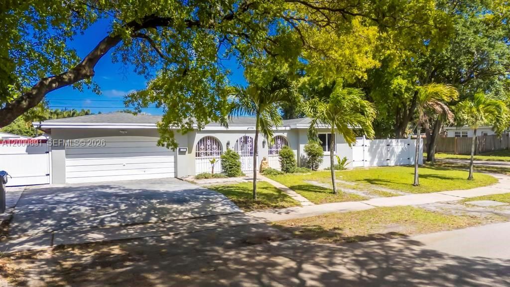 Photo of 1301 N 74th Ter, Hollywood, FL 33024 (MLS # A12000891)