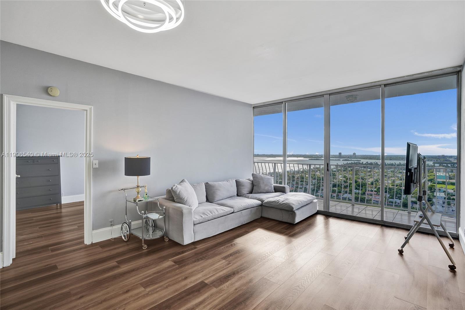 THE GRANDVIEW PALACE COND - Residential