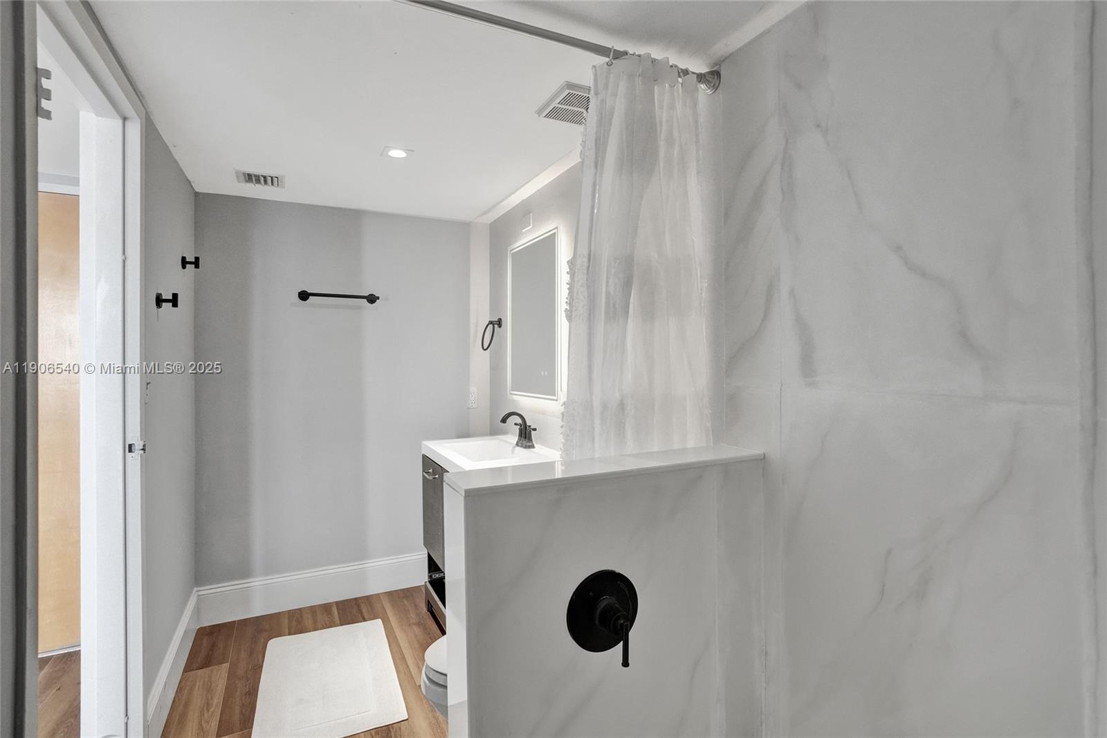 THE GRANDVIEW PALACE COND - Residential