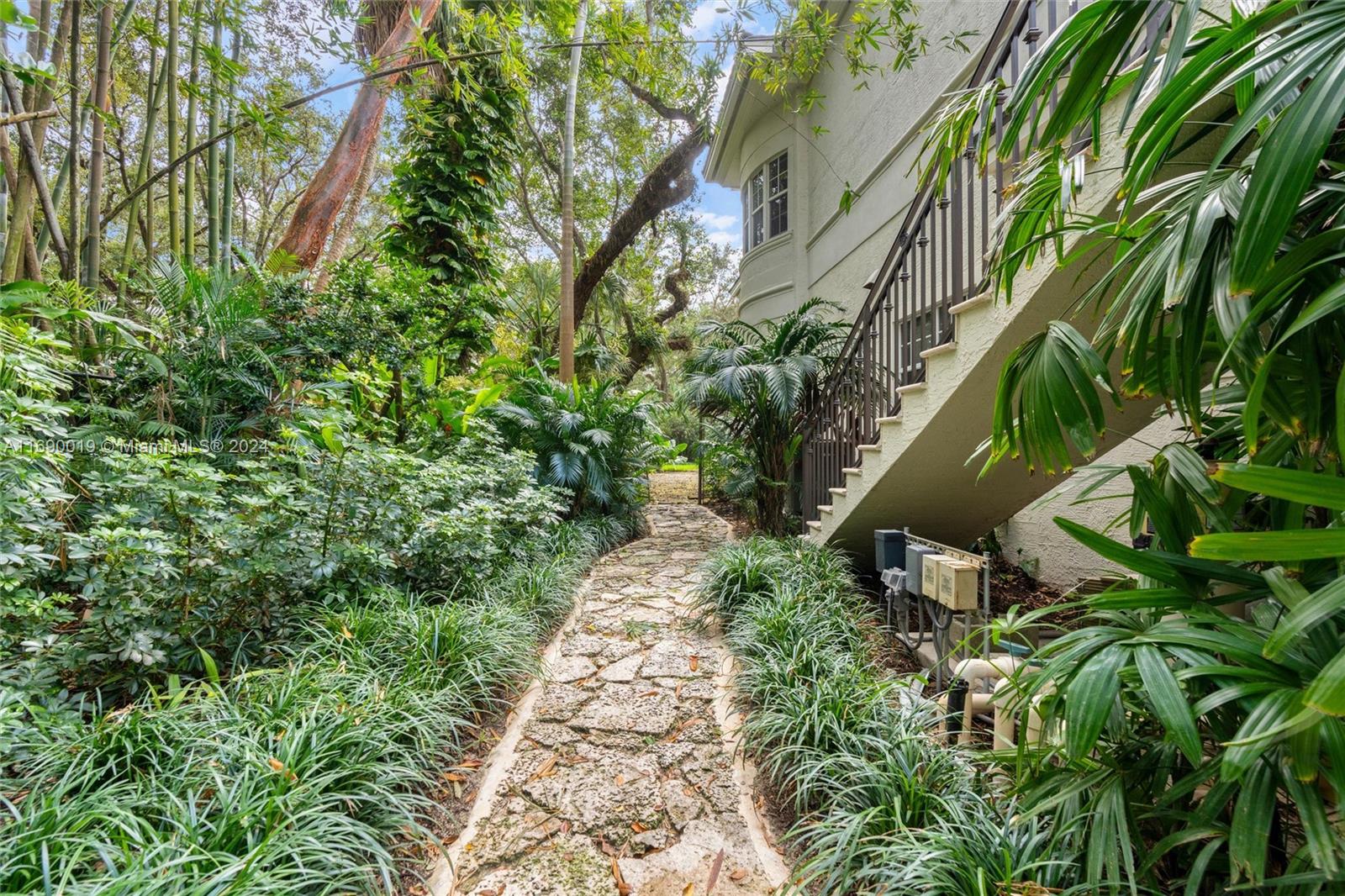 KERRWOOD OAKS - Residential