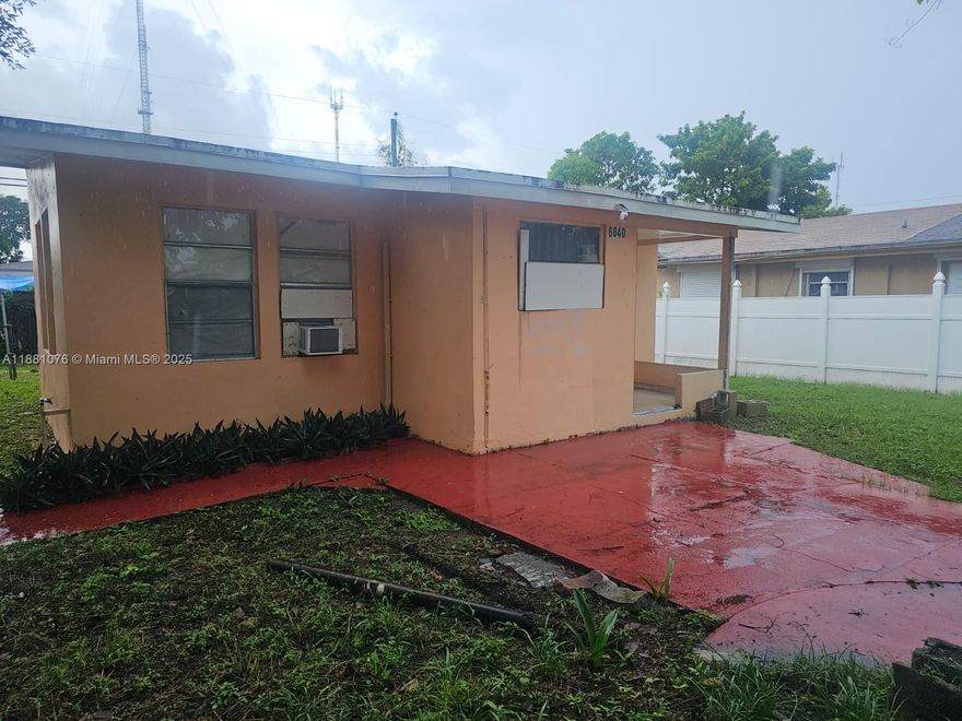 ATENTION INVESTOR.!! looking for consistent cash flow.Great investment opportunity is here. Exellent location within 5 min from Aventura.   Centrally located near turnpike and 441 handy man special.
 Great flip or rental...THIS PROPERTY HAS A LOT POTENCIAL
